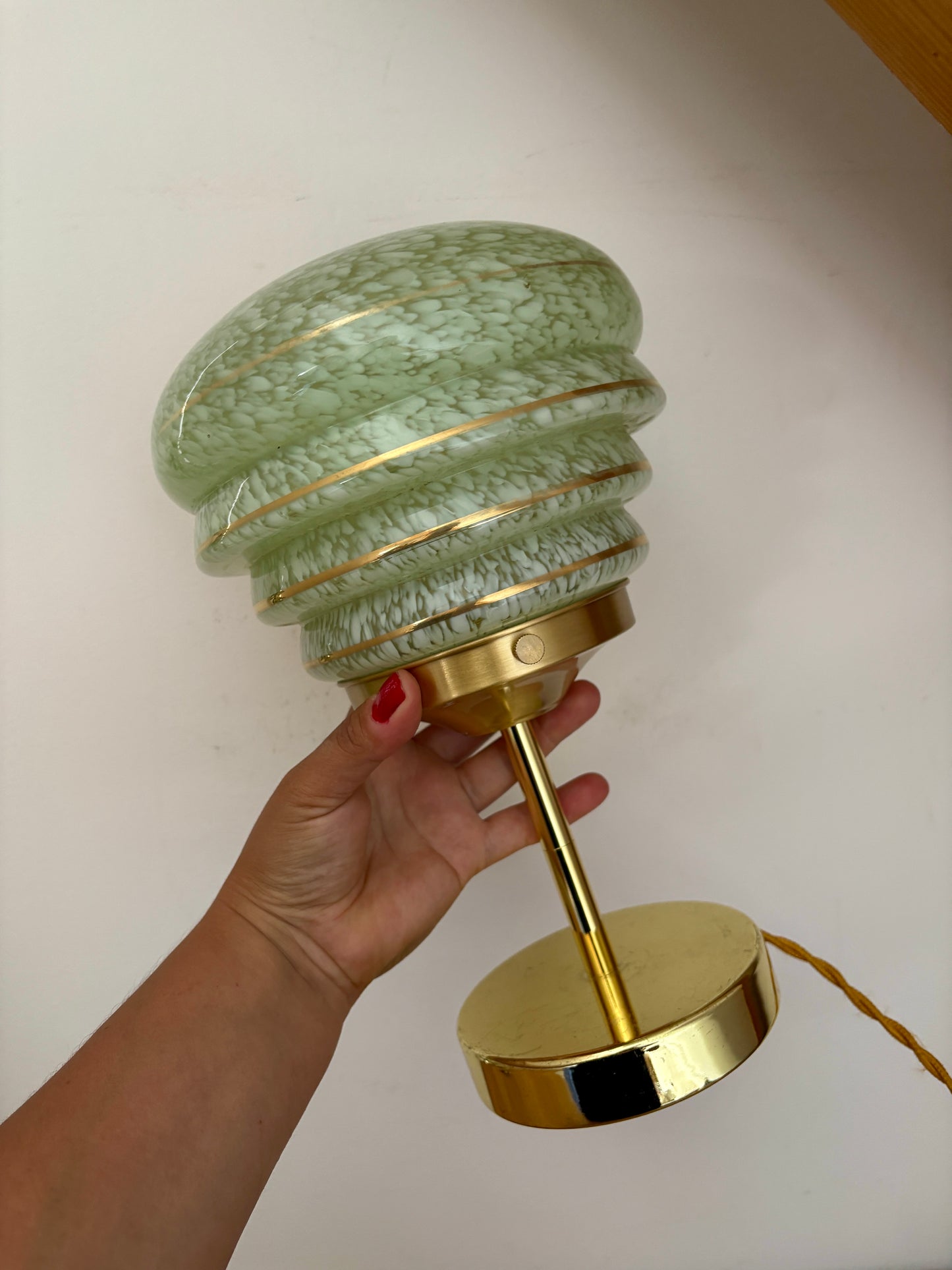 Lampe à poser globe vintage en verre de Clichy vert et doré