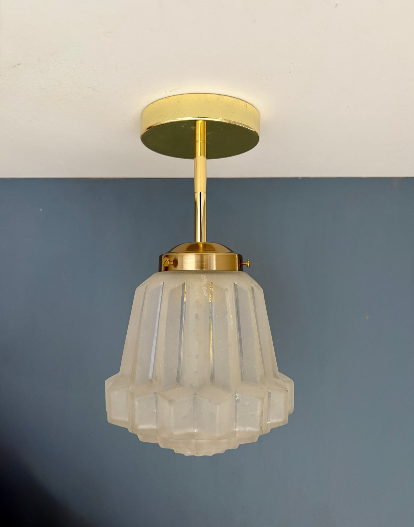 Suspension / Plafonnier globe vintage art déco en verre dépoli