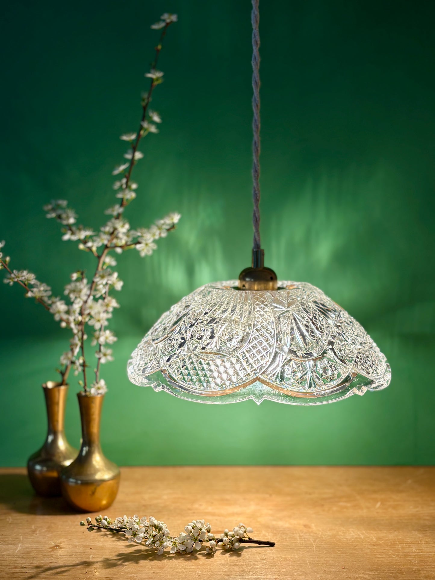 Suspension abat-jour vintage en verre travaillé - collection vaisselle -