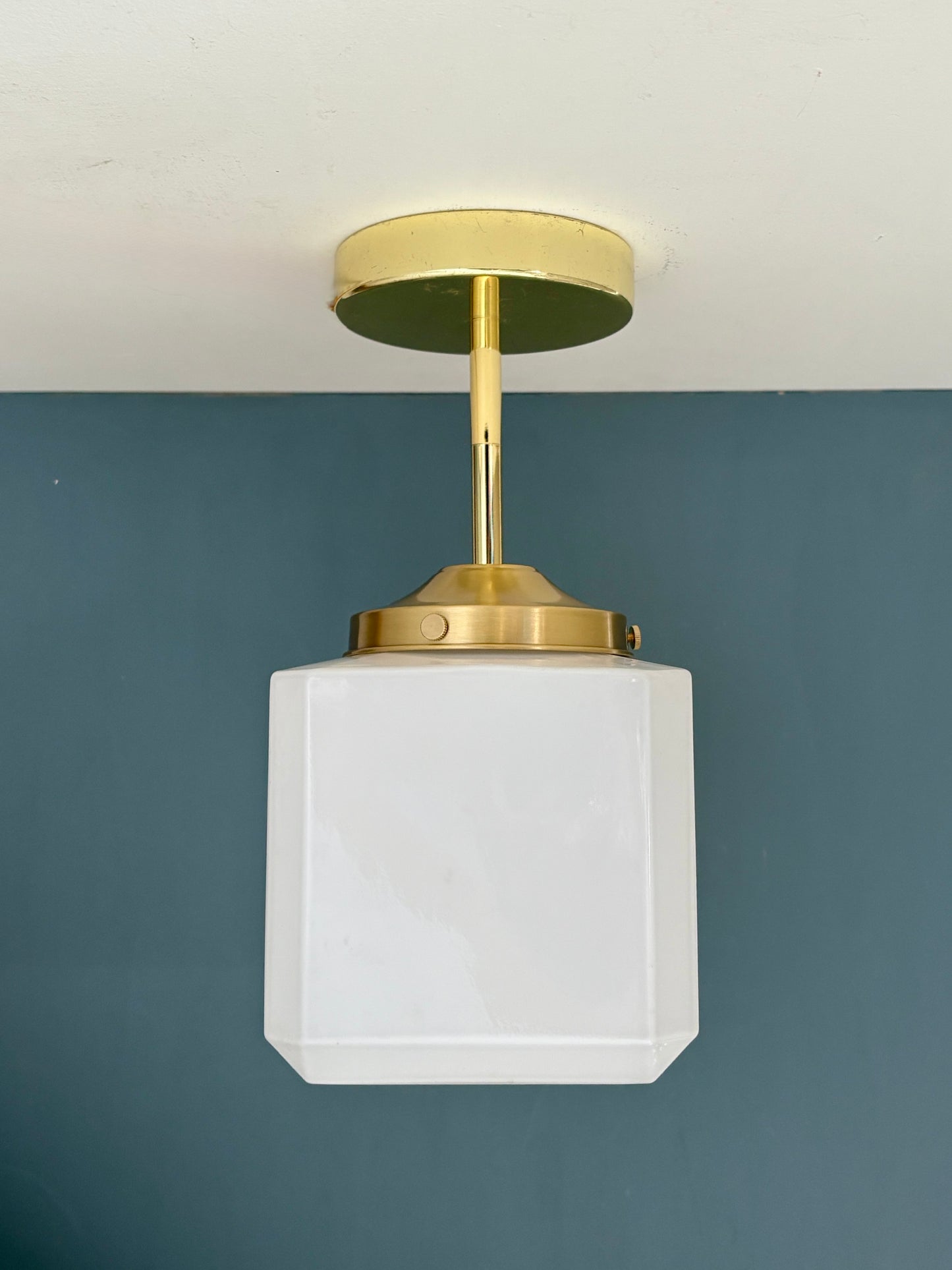 Suspension / plafonnier globe vintage carré en opaline blanche