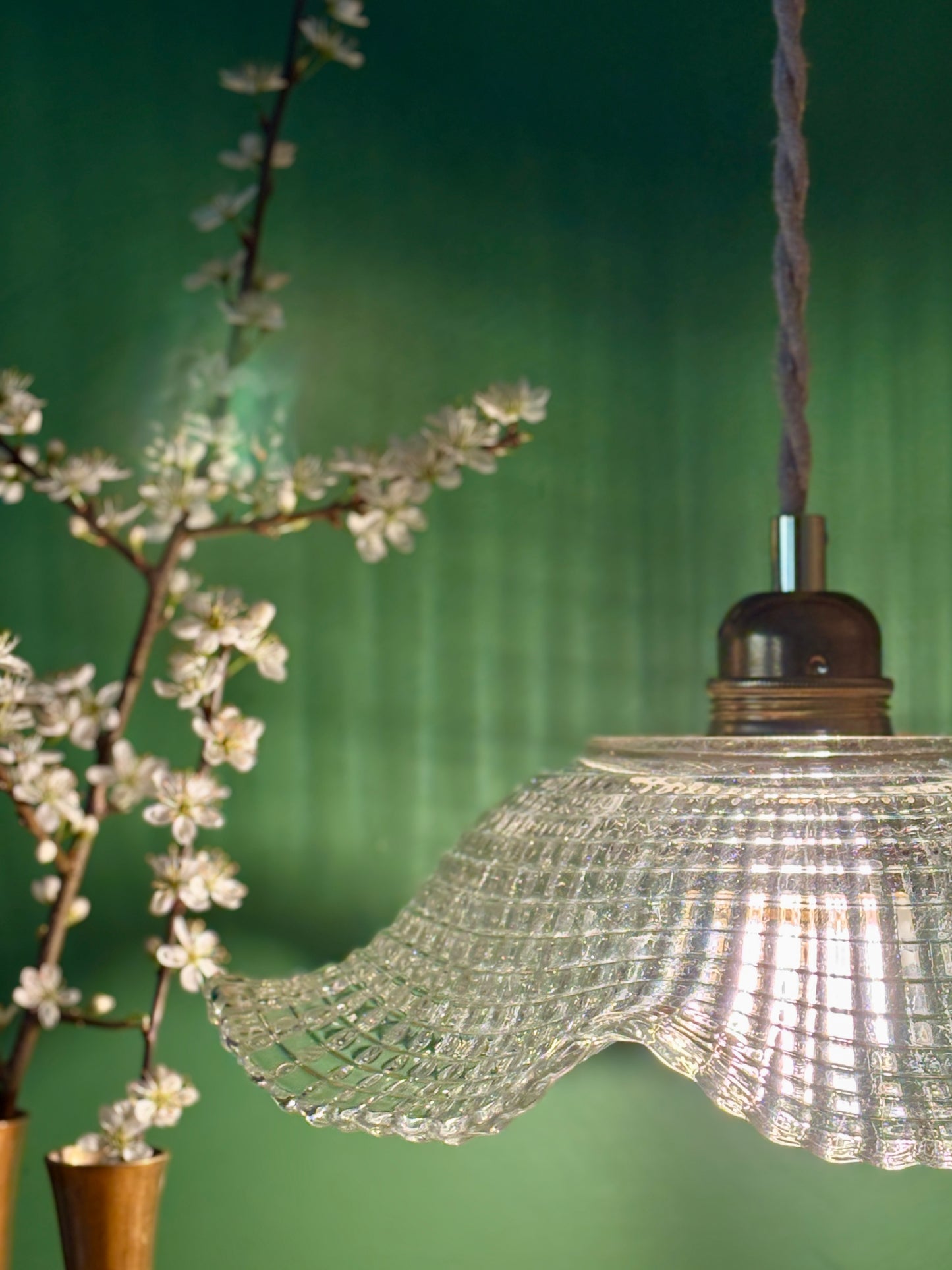 Suspension abat-jour vintage en verre travaillé - collection vaisselle -