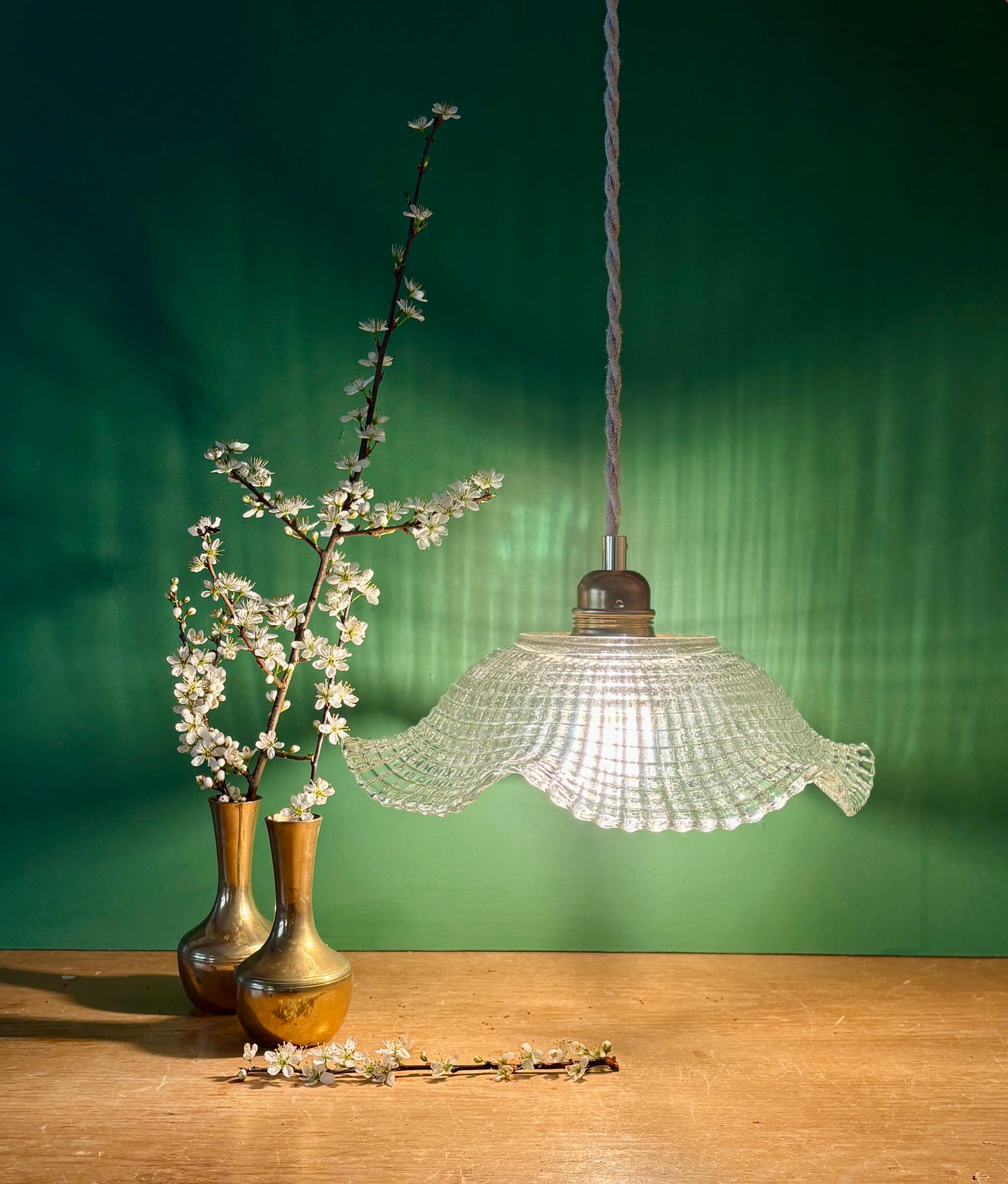 Suspension abat-jour vintage en verre travaillé - collection vaisselle -