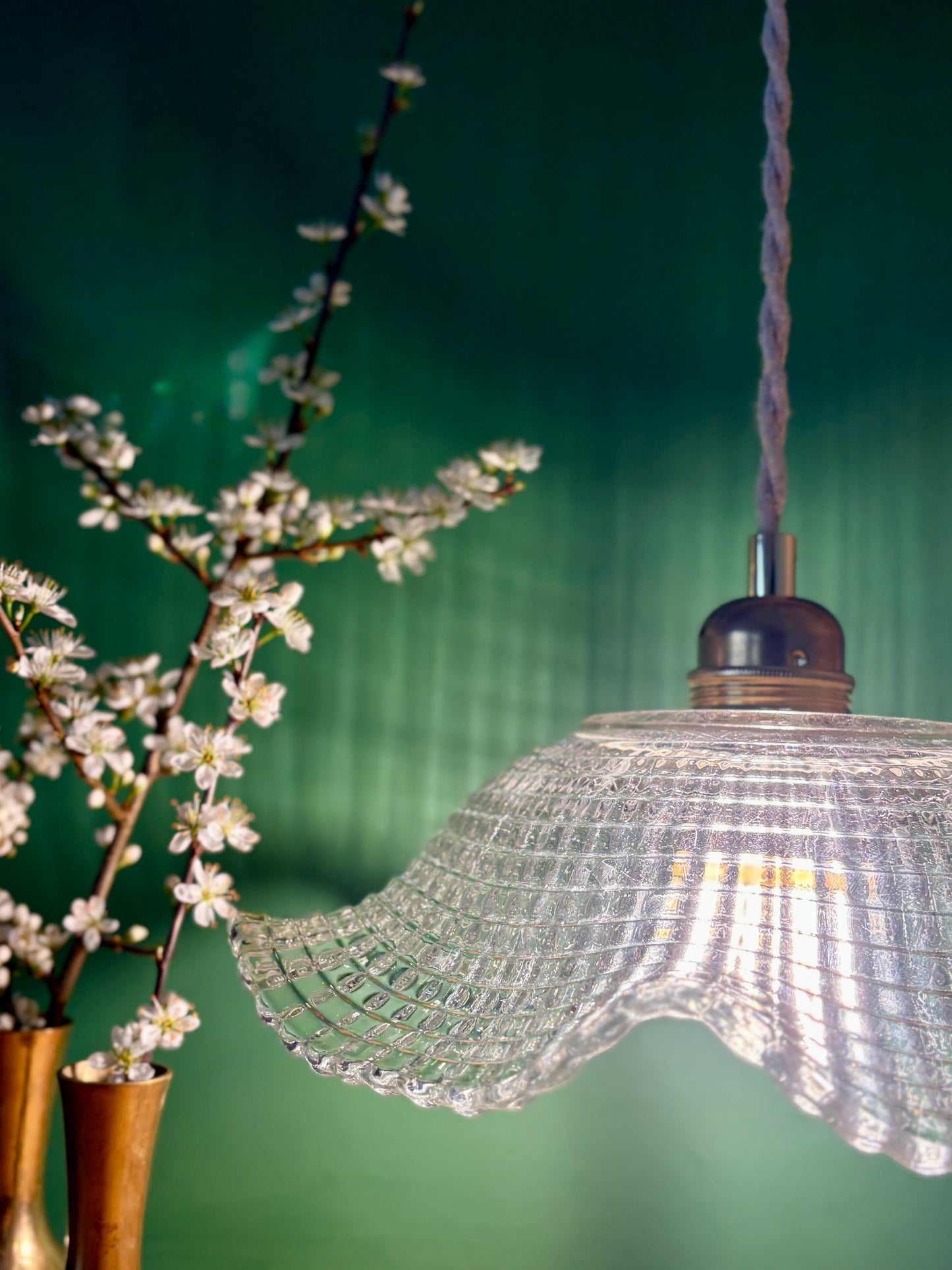 Suspension abat-jour vintage en verre travaillé - collection vaisselle -