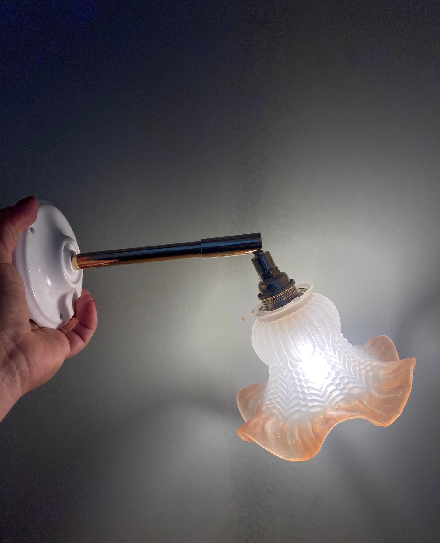 Applique tulipe vintage en verre dépoliApplique tulipe vintage en verre dépoli