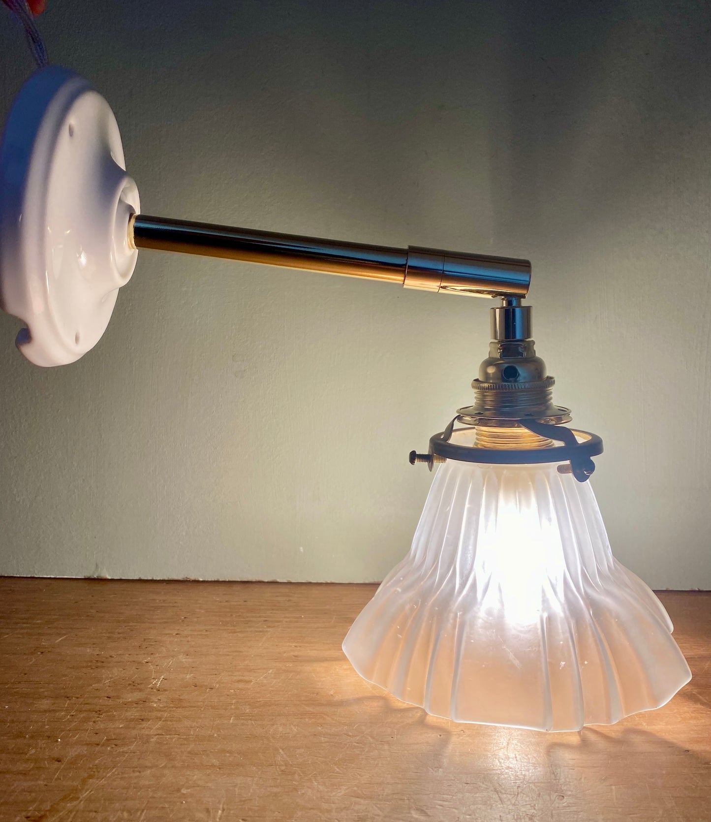 Applique tulipe vintage art déco en verre dépoli