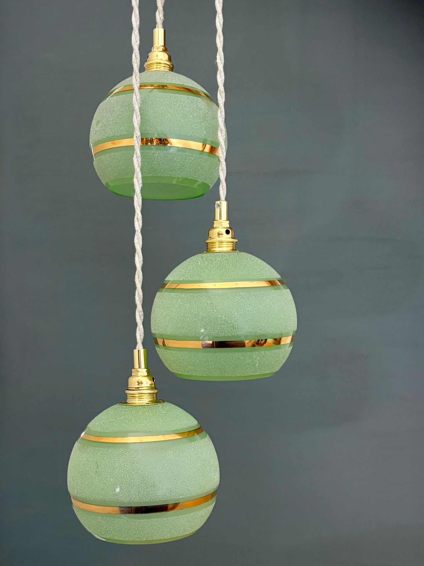 Suspension triples globes vintage en verre granité vert et or