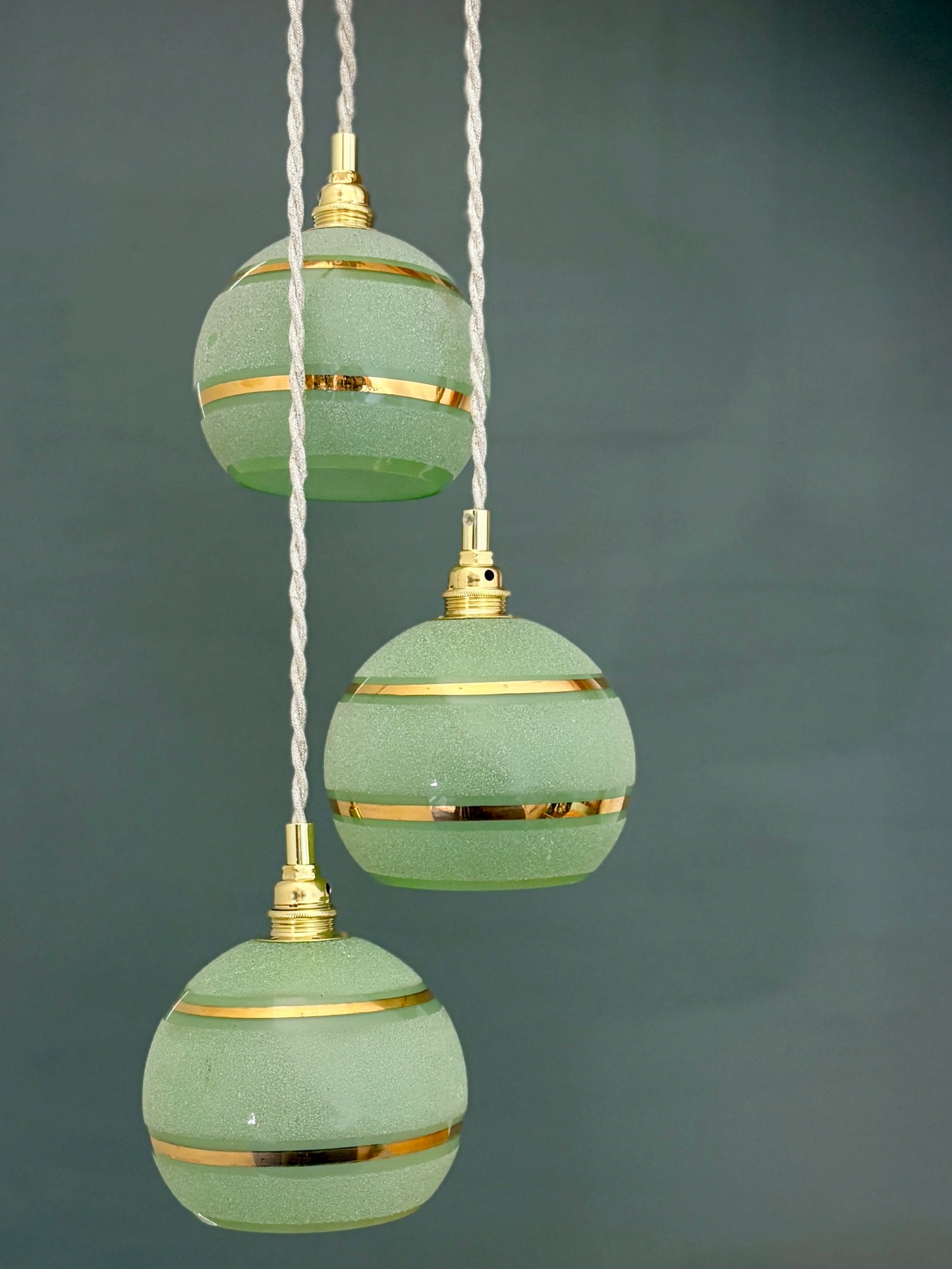 Suspension triples globes vintage en verre granité vert et or