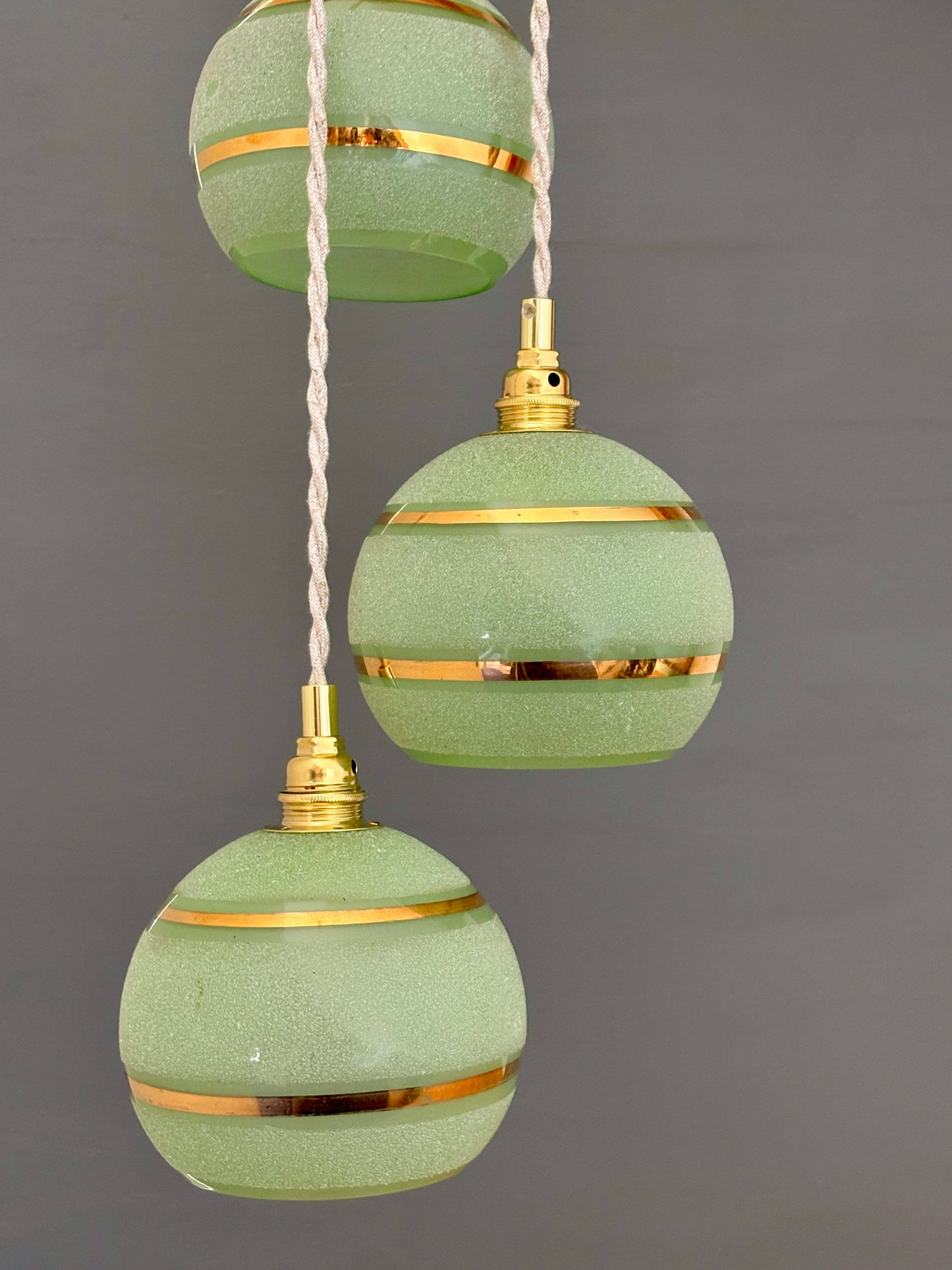 Suspension triples globes vintage en verre granité vert et or
