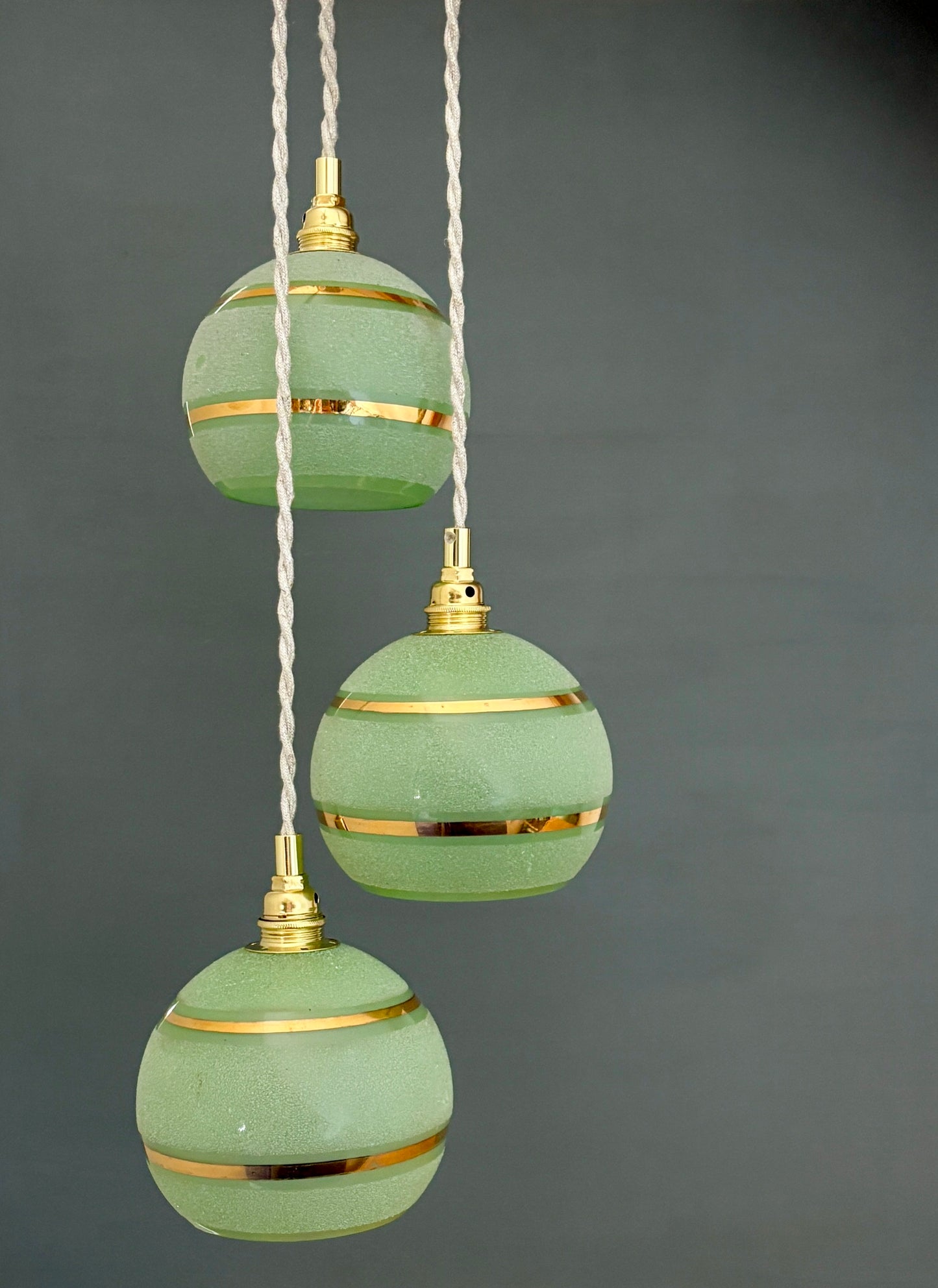 Suspension triples globes vintage en verre granité vert et or