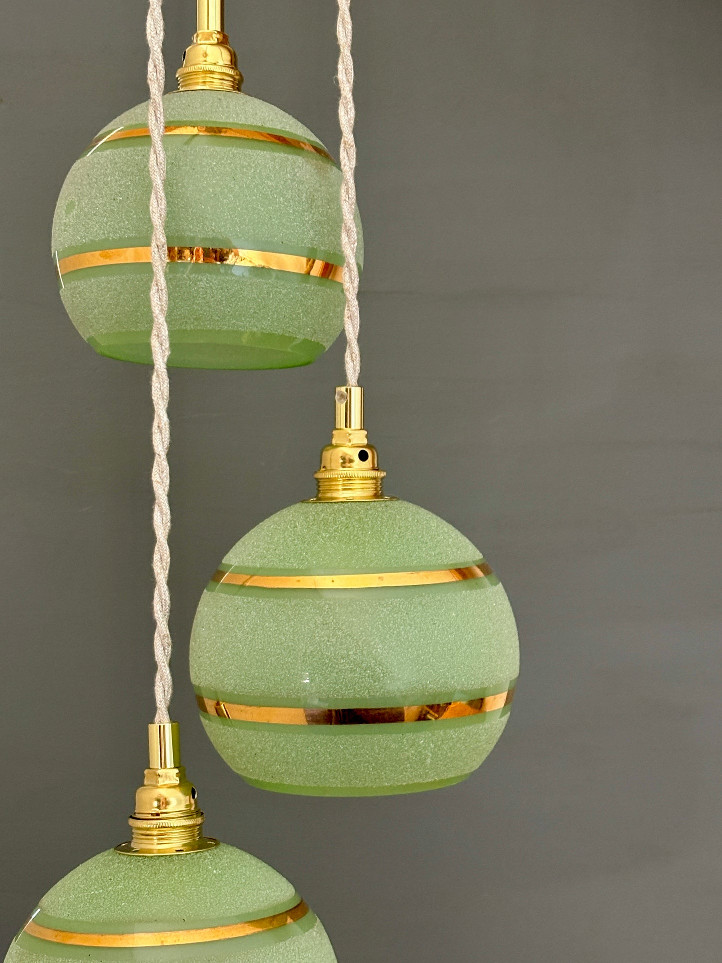 Suspension triples globes vintage en verre granité vert et or