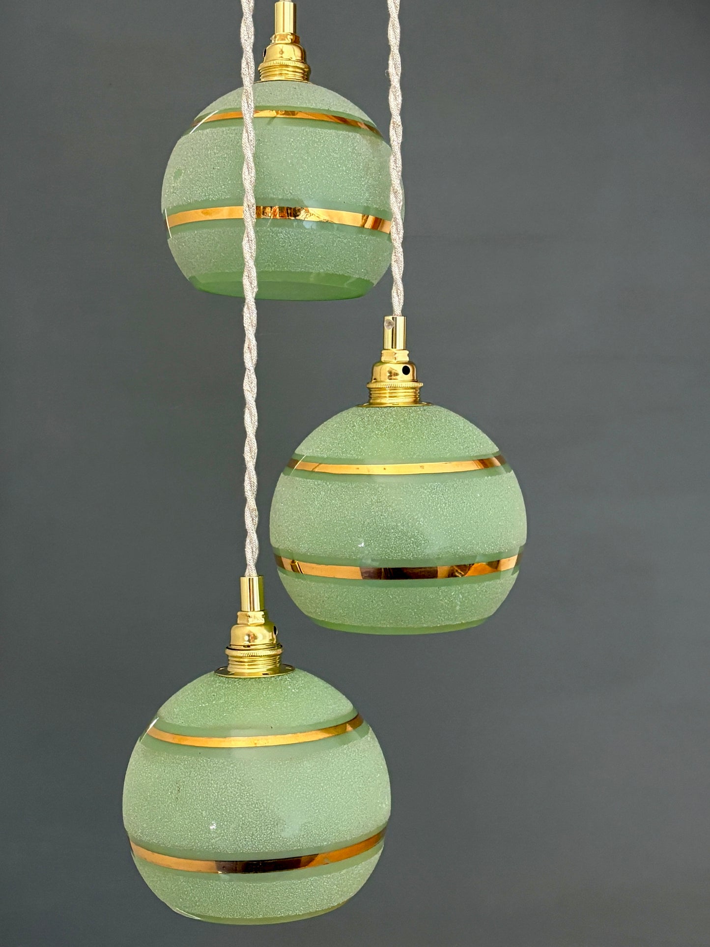 Suspension triples globes vintage en verre granité vert et or