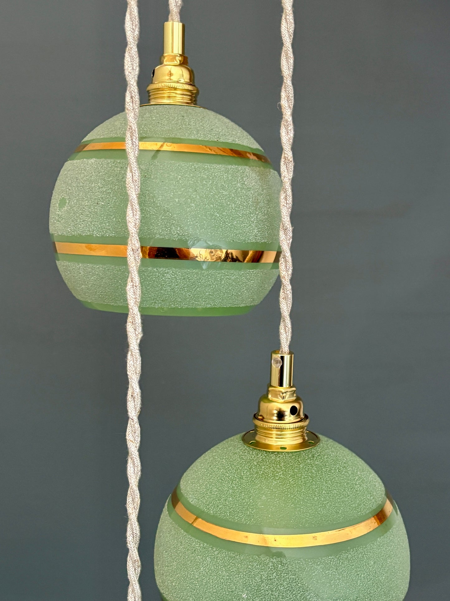 Suspension triples globes vintage en verre granité vert et or