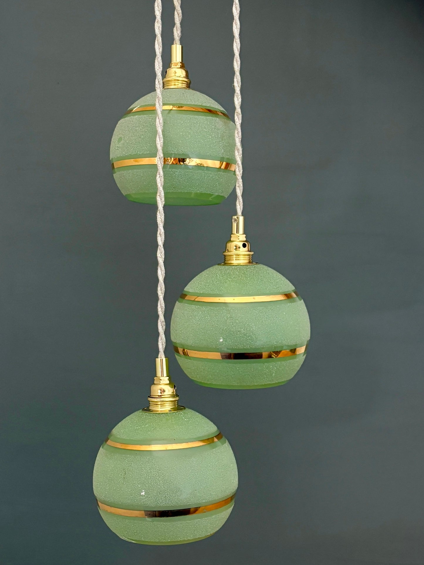 Suspension triples globes vintage en verre granité vert et or