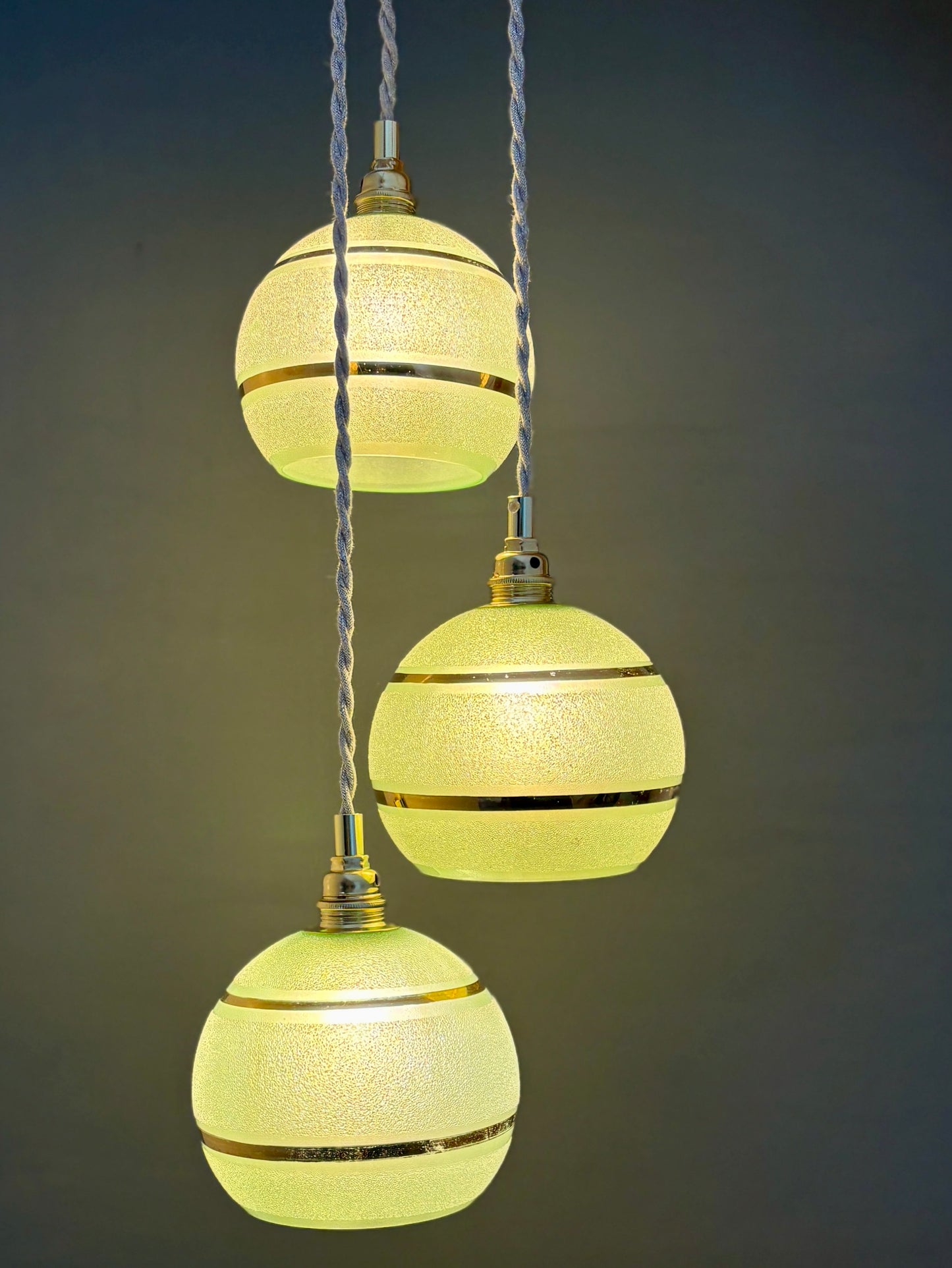Suspension triples globes vintage en verre granité vert et or