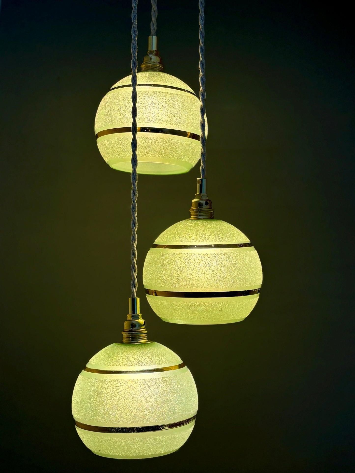 Suspension triples globes vintage en verre granité vert et or