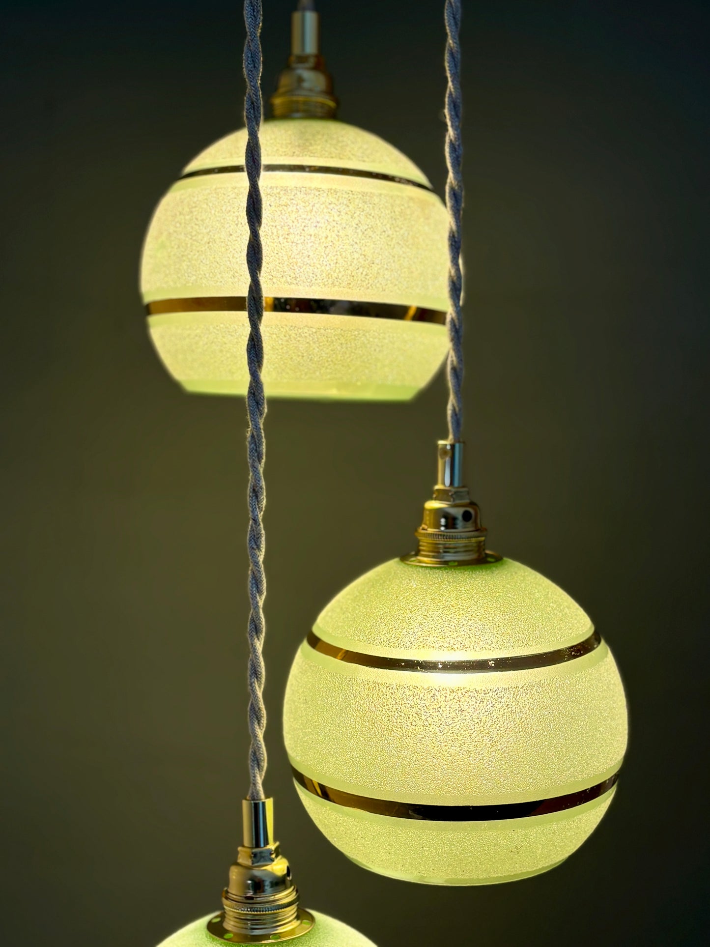 Suspension triples globes vintage en verre granité vert et or