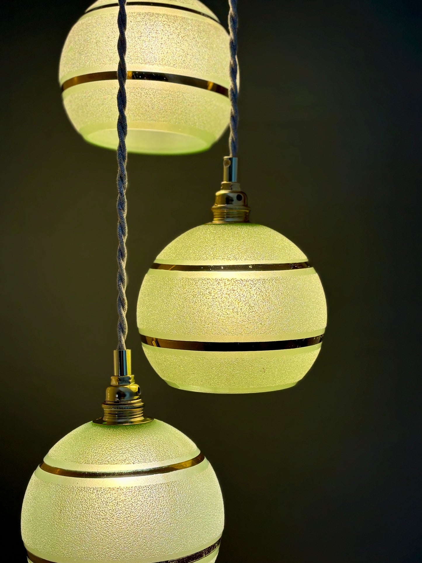Suspension triples globes vintage en verre granité vert et or