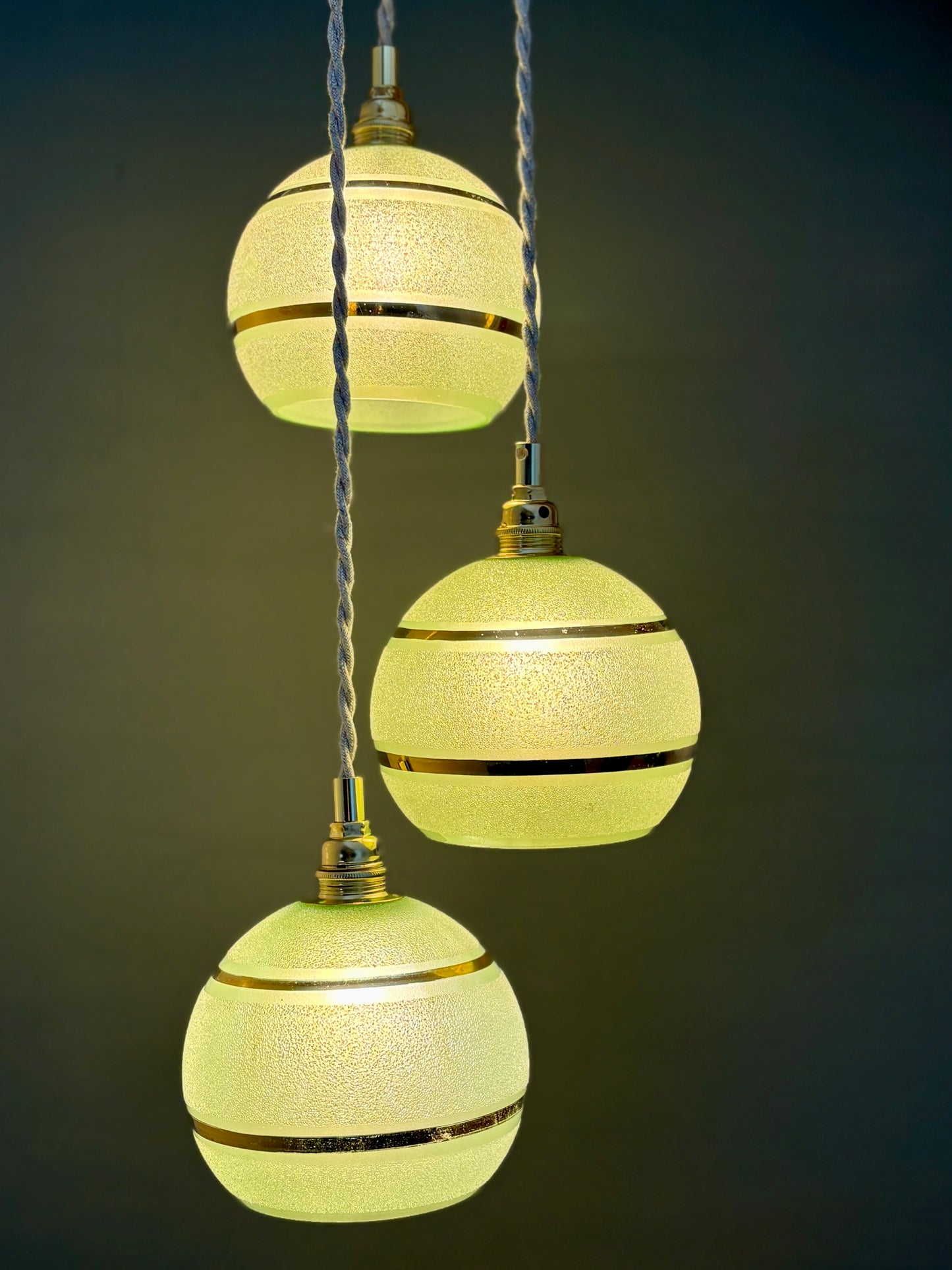 Suspension triples globes vintage en verre granité vert et or