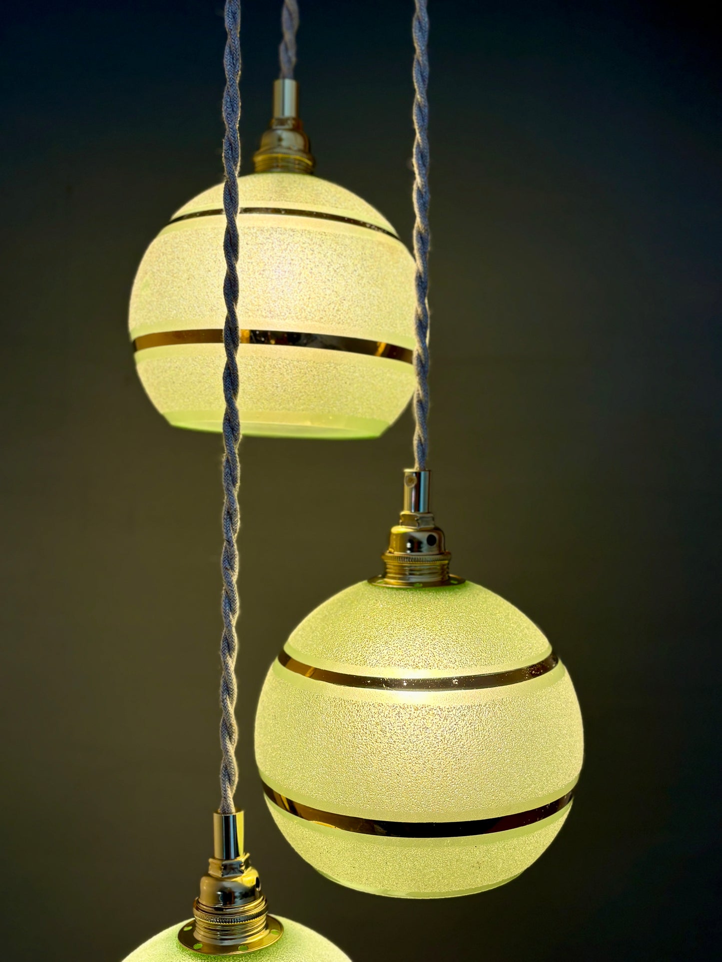 Suspension triples globes vintage en verre granité vert et or