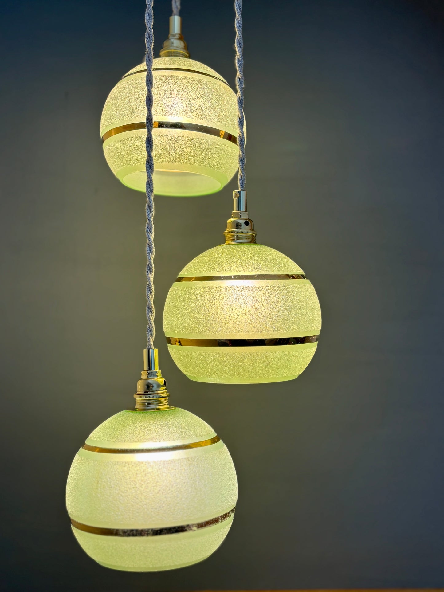 Suspension triples globes vintage en verre granité vert et or