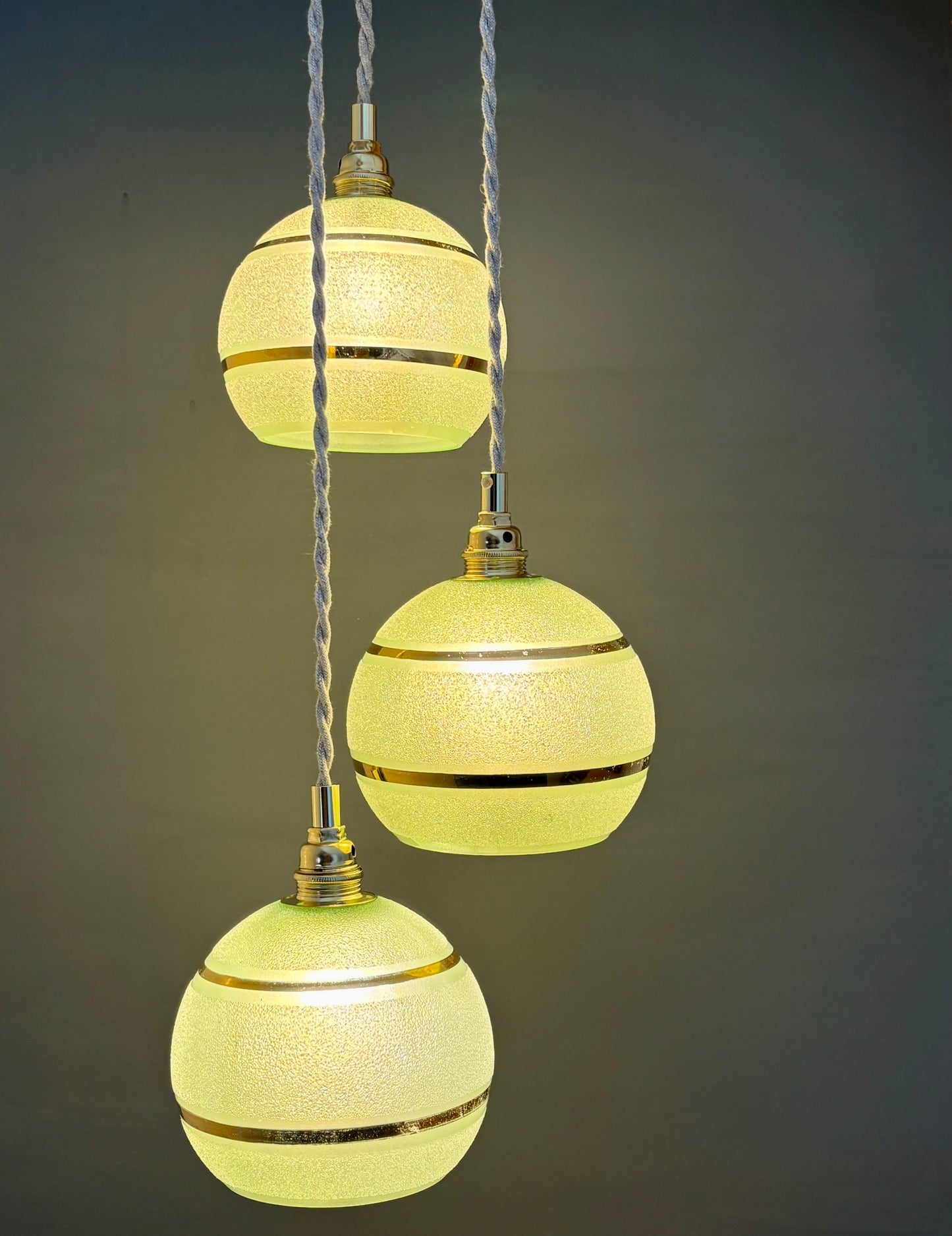 Suspension triples globes vintage en verre granité vert et or