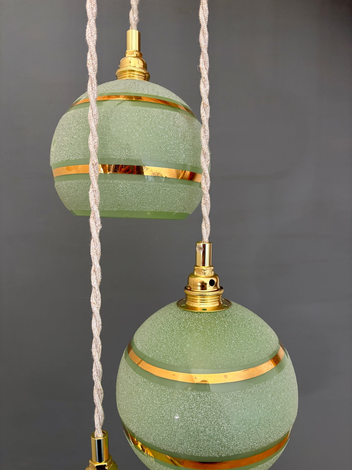 Suspension triples globes vintage en verre granité vert et or
