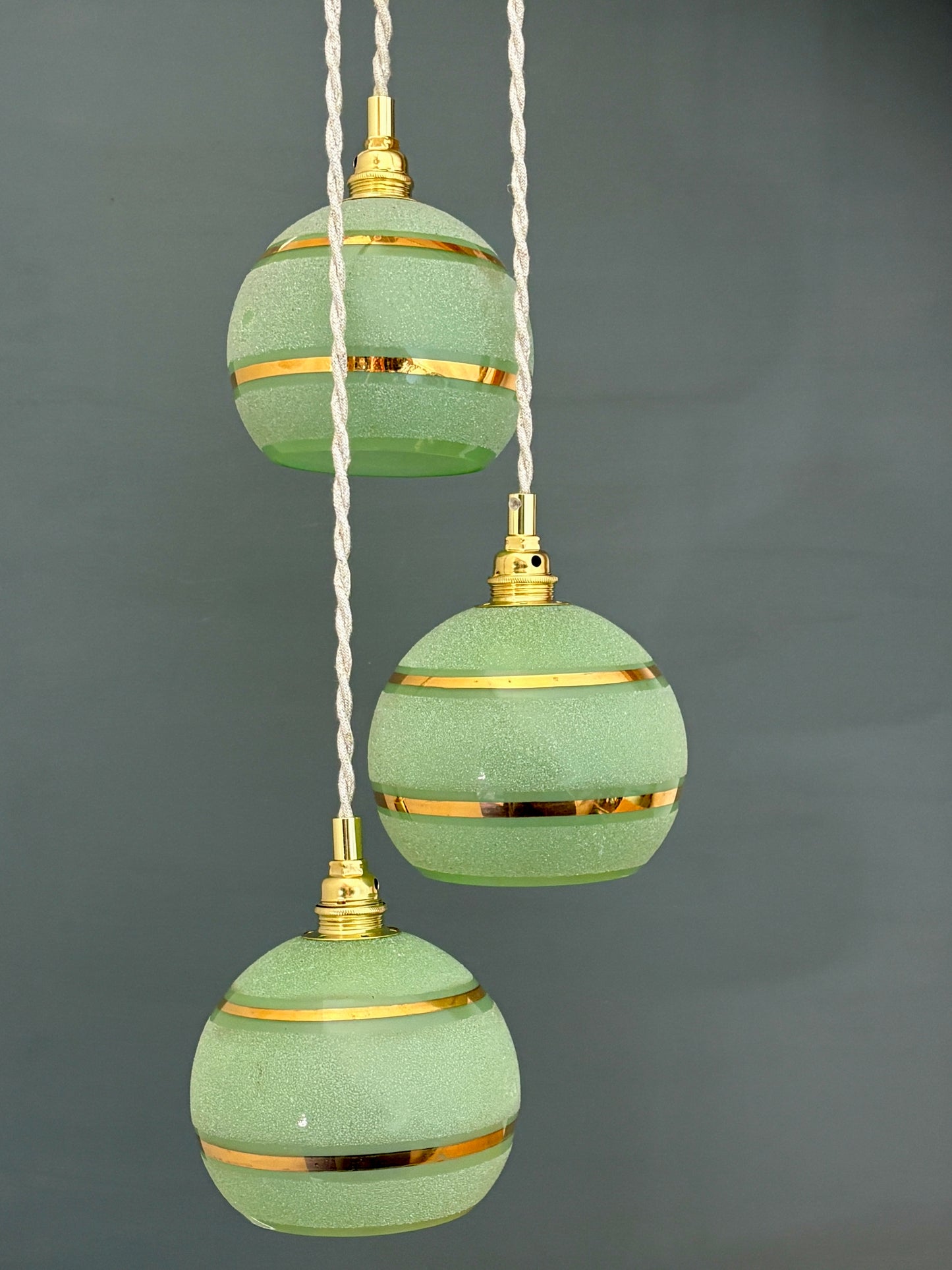 Suspension triples globes vintage en verre granité vert et or