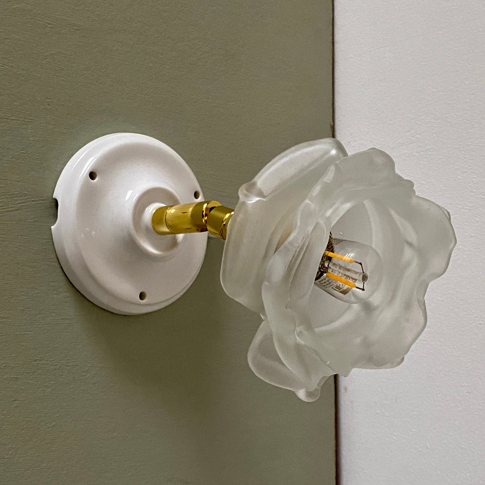 Applique Murale ESFERA Avec Globe En Verre Opale E27 G45 Diffuseur En Verre Soufflé Et Structure En Acier Chrom Applique Murale ESFERA Avec Globe En Verre Opale E27 G45 Diffuseur En Verre Soufflé Et Structure En Acier Chrom