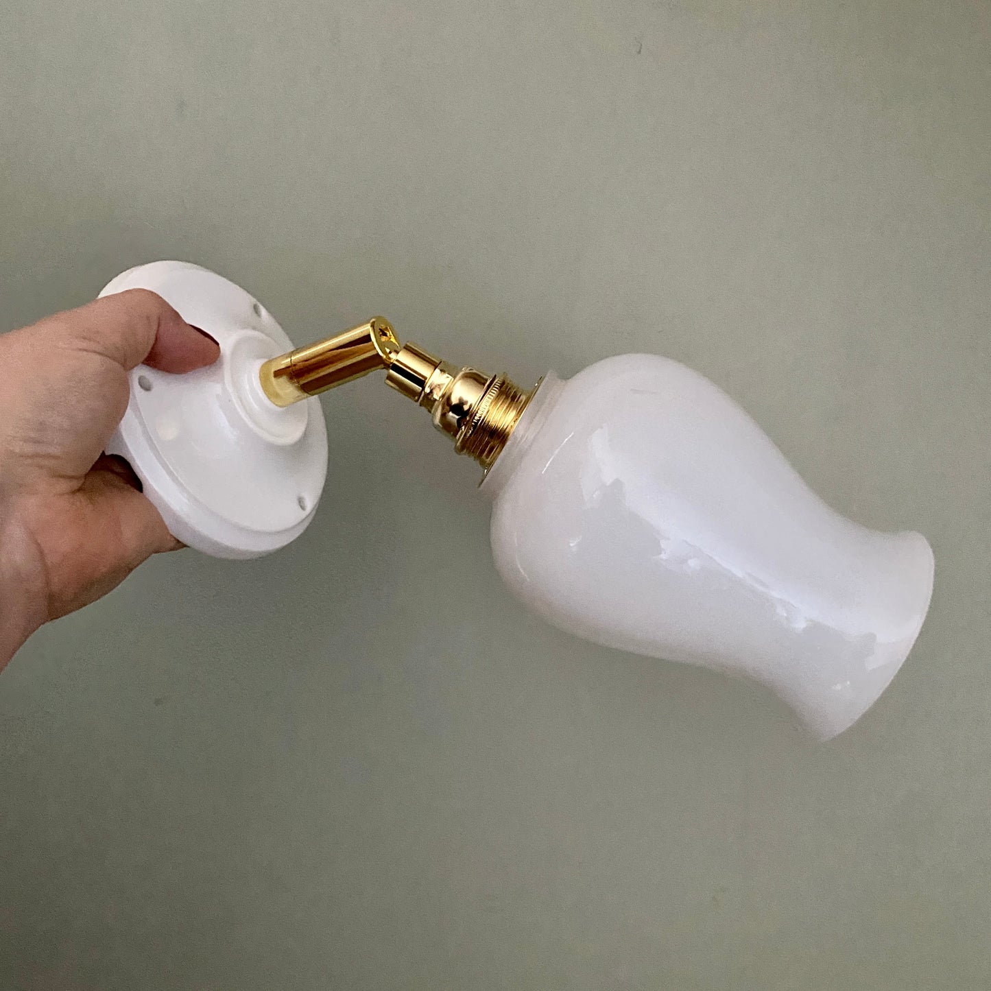 Applique tulipe vintage en opaline blanche