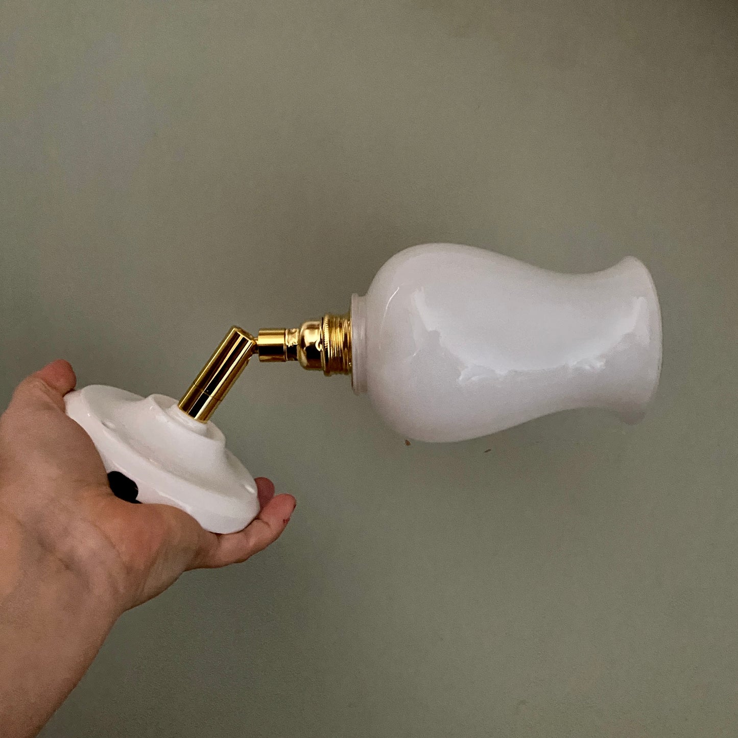 Applique tulipe vintage en opaline blanche