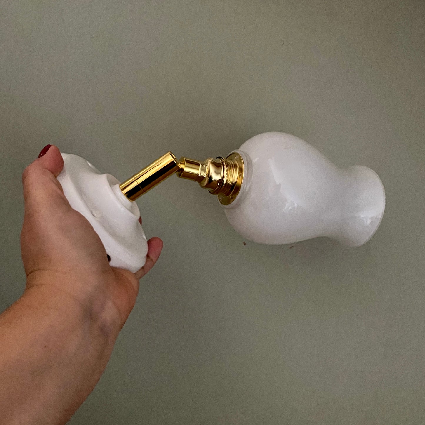 Applique tulipe vintage en opaline blanche