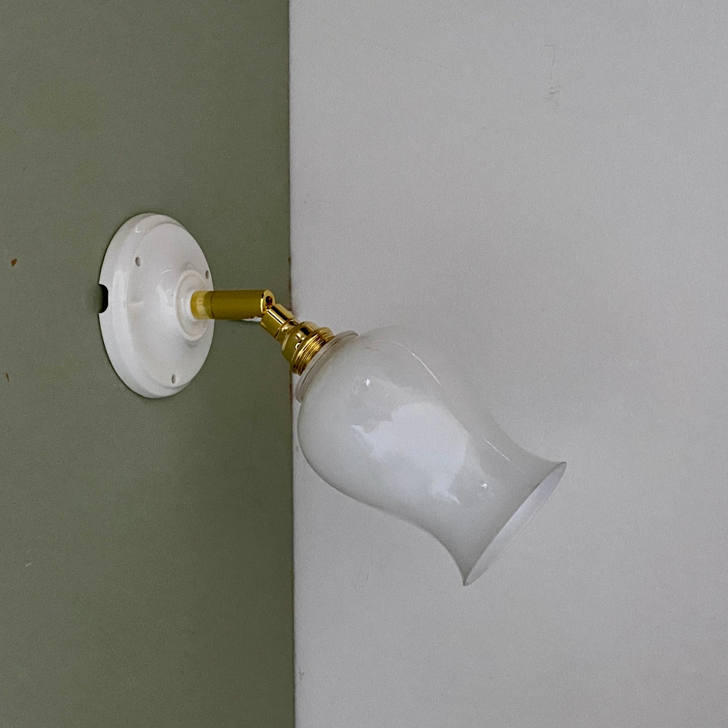 Applique tulipe vintage en opaline blanche