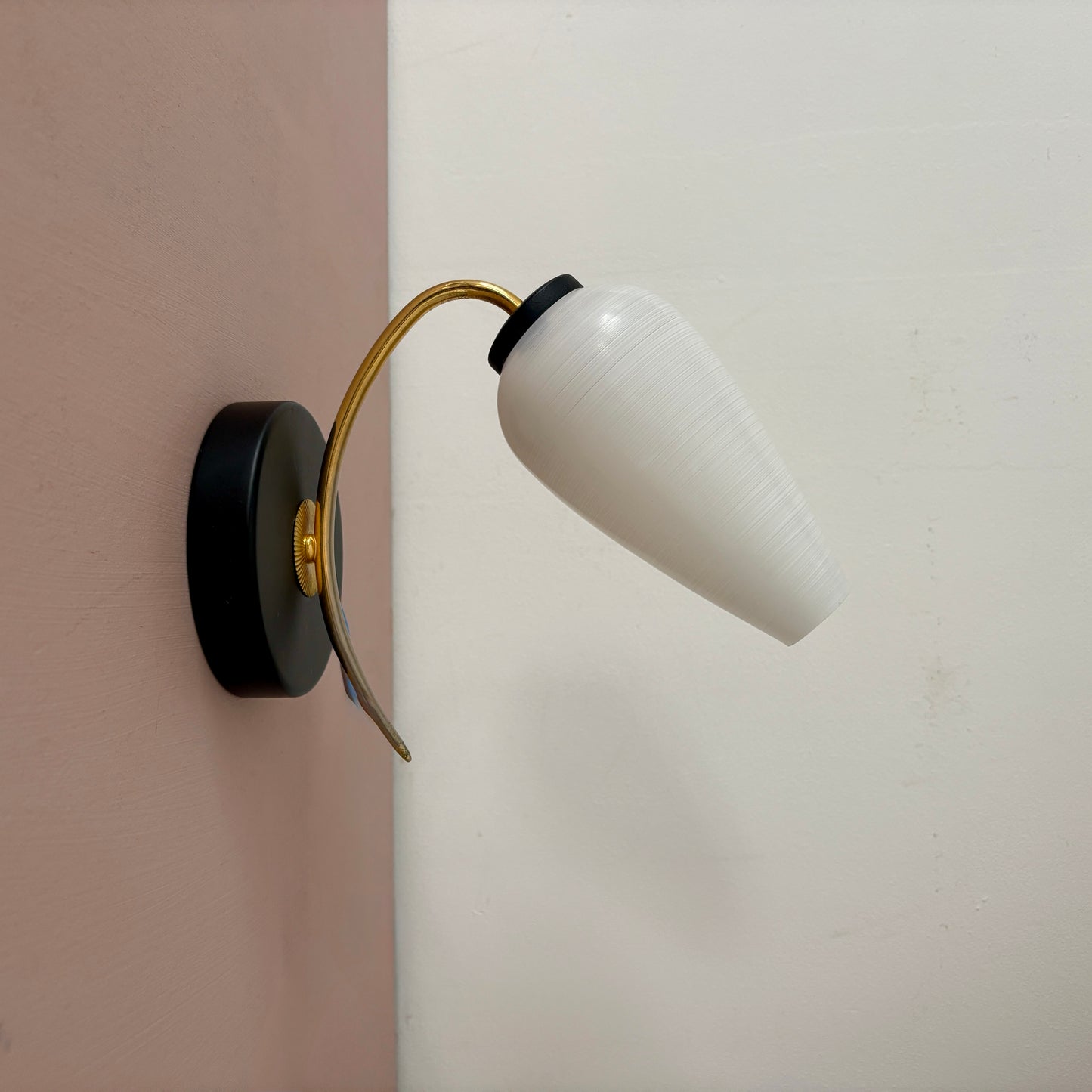 Applique globe vintage en opaline blanche