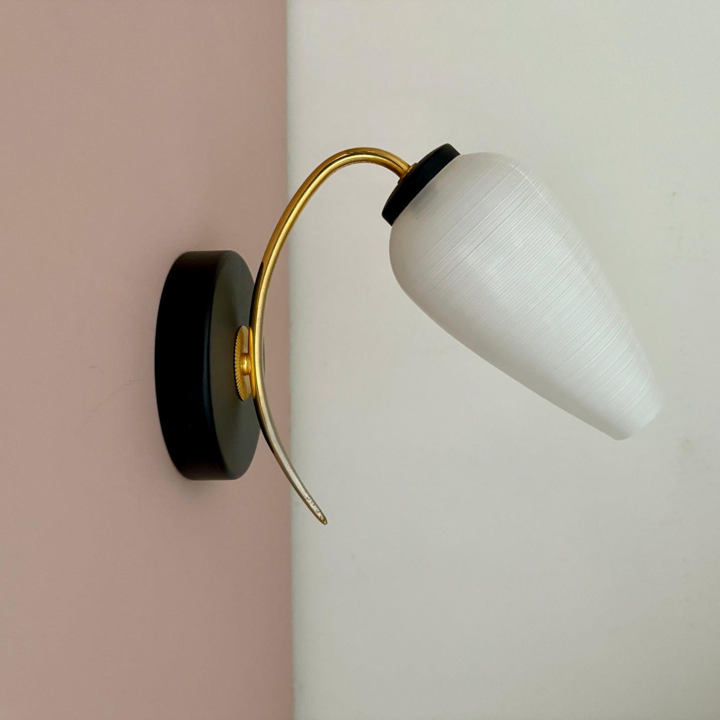 Applique globe vintage en opaline blanche