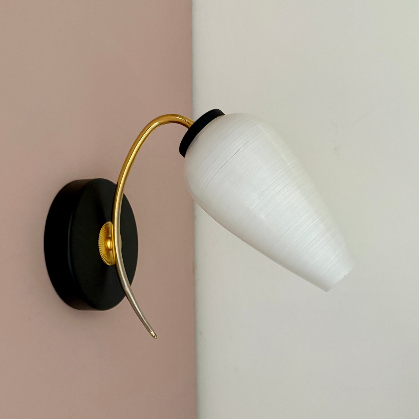 Applique globe vintage en opaline blanche