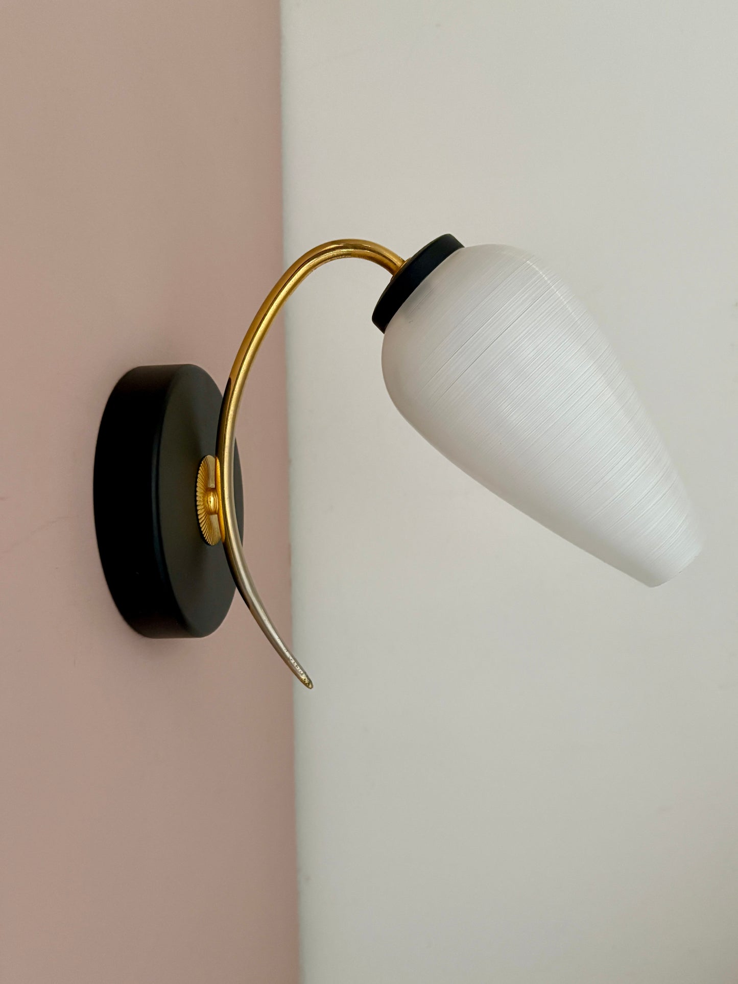 Applique globe vintage en opaline blanche