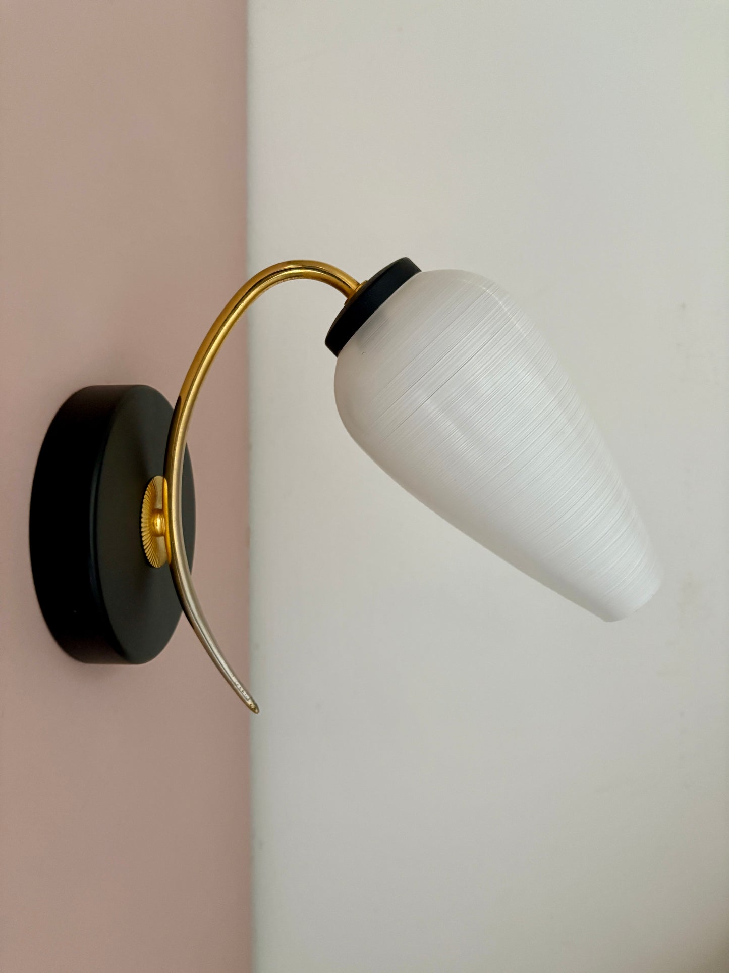 Applique globe vintage en opaline blanche