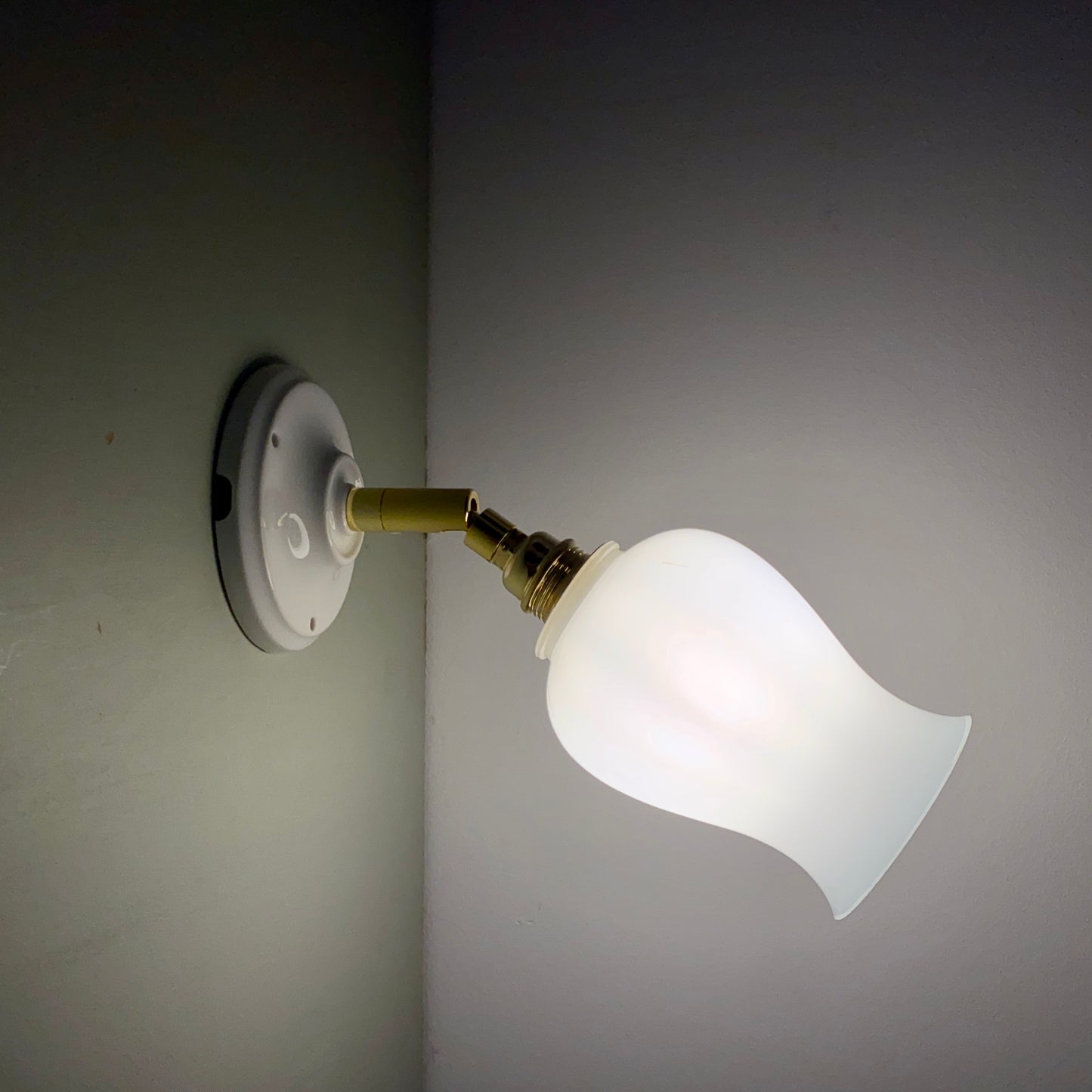 Applique tulipe vintage en opaline blanche