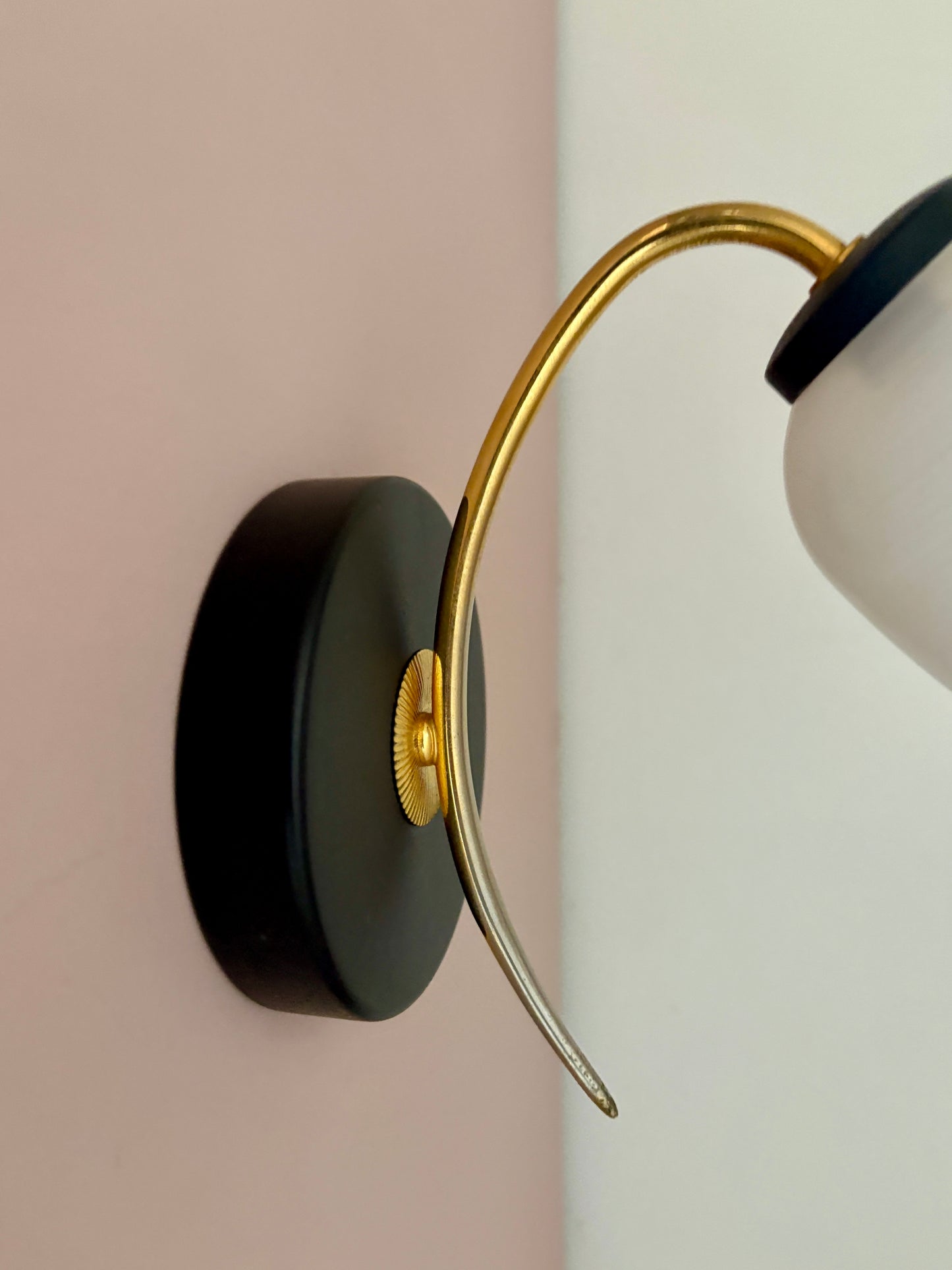 Applique globe vintage en opaline blanche