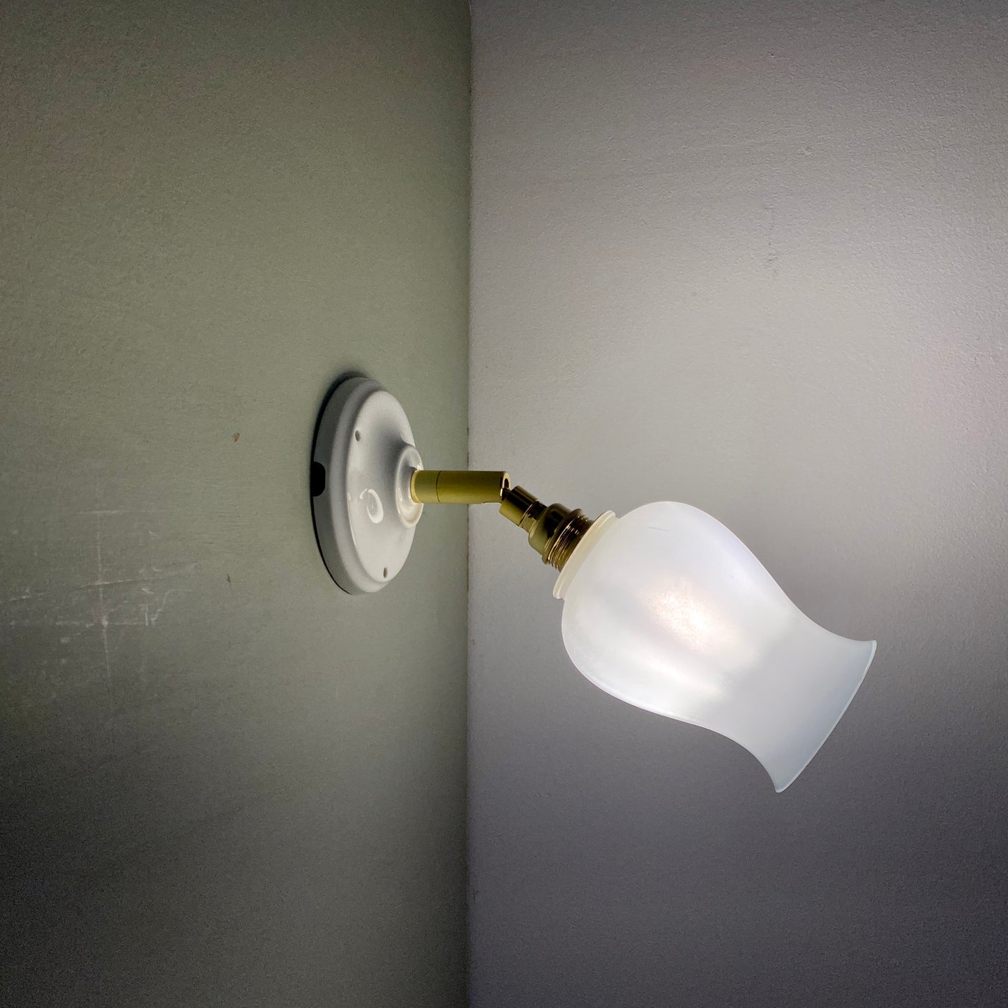 Applique tulipe vintage en opaline blanche