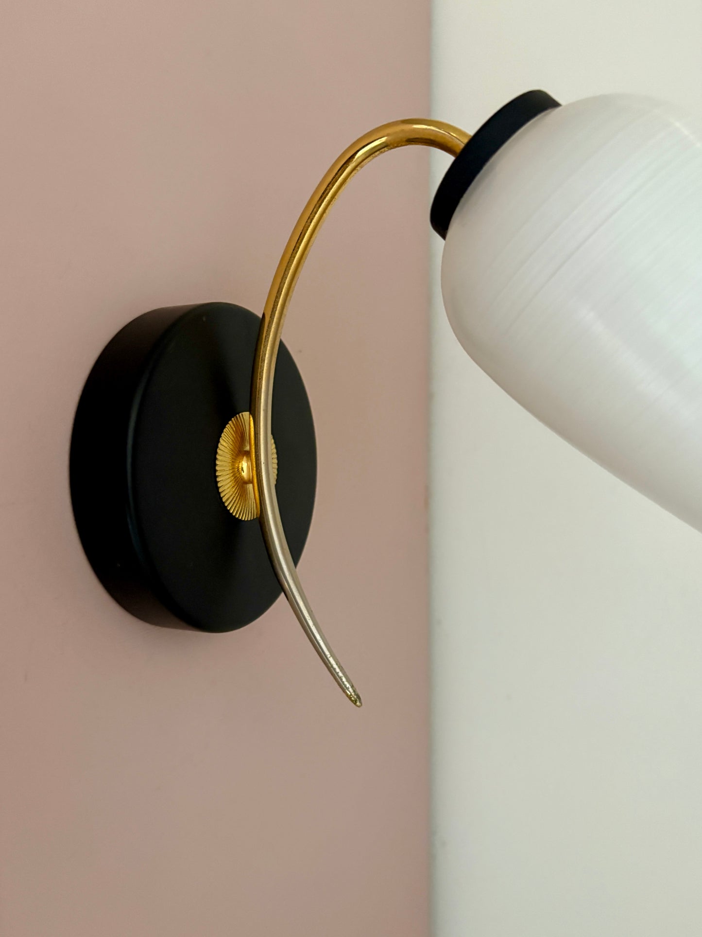 Applique globe vintage en opaline blanche