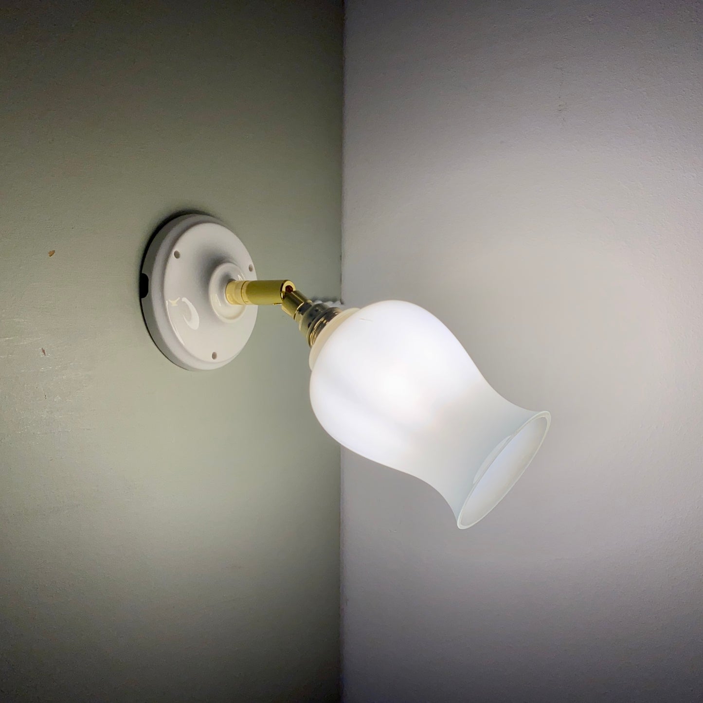 Applique tulipe vintage en opaline blanche