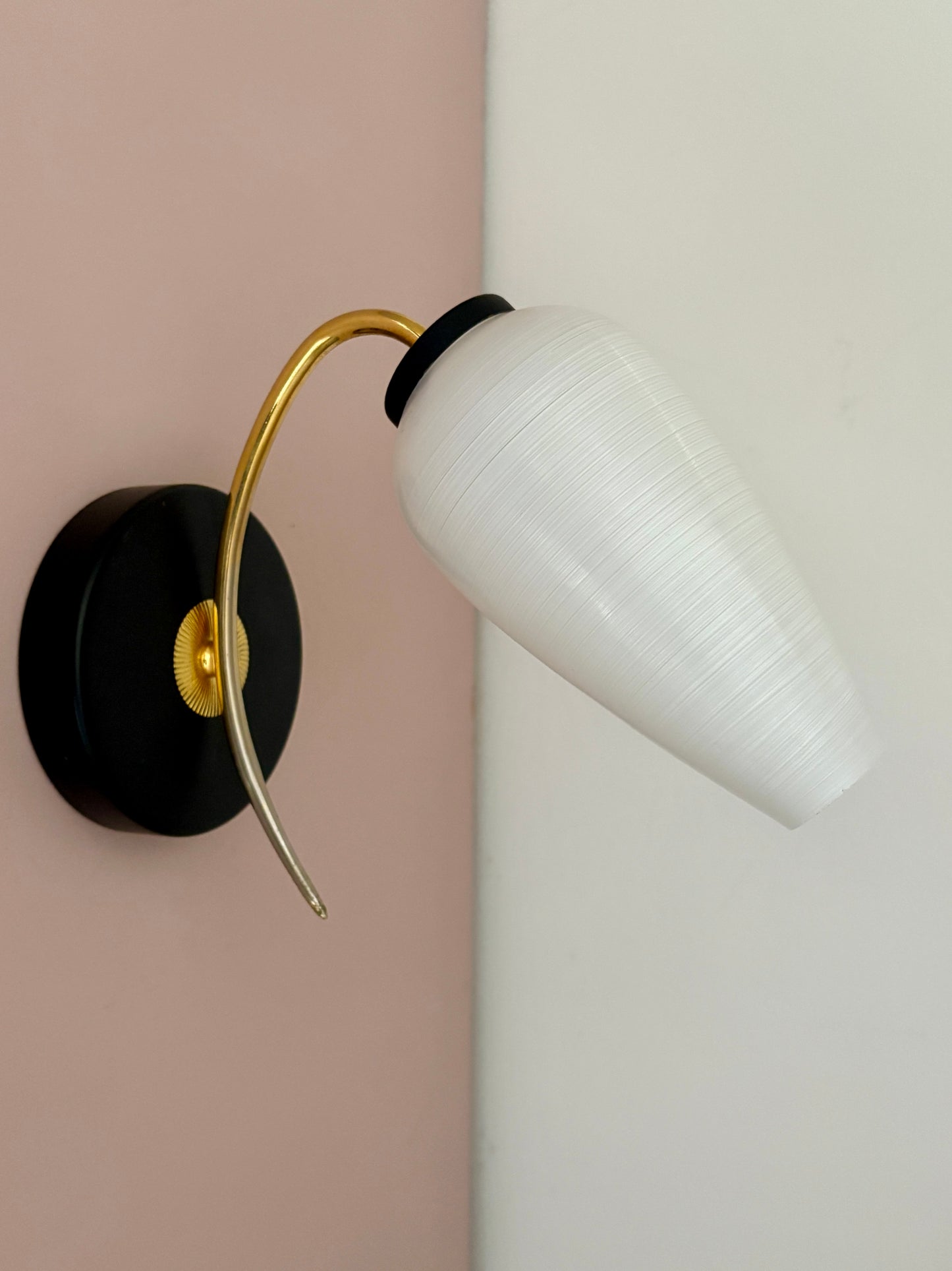 Applique globe vintage en opaline blanche