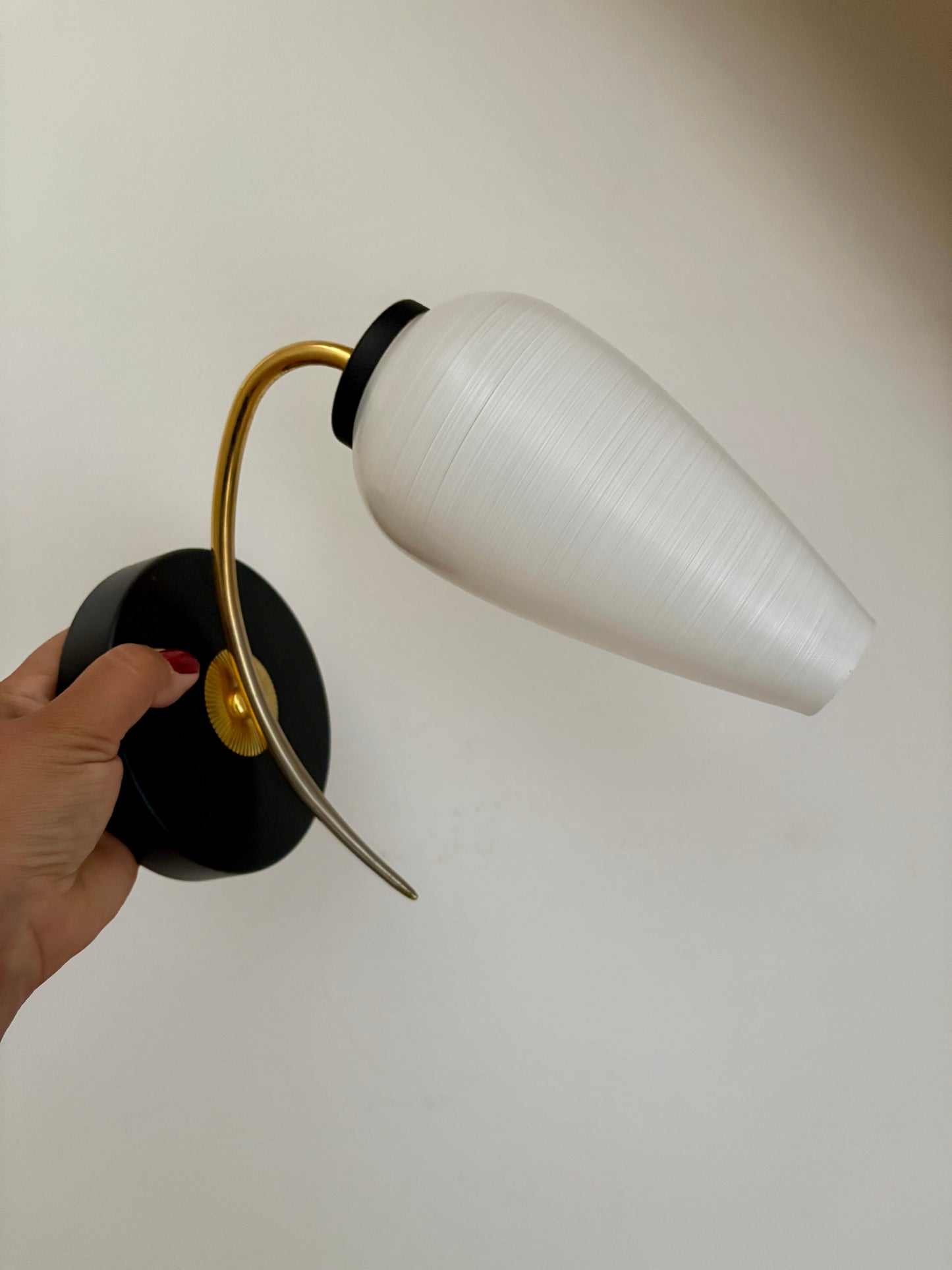 Applique globe vintage en opaline blanche