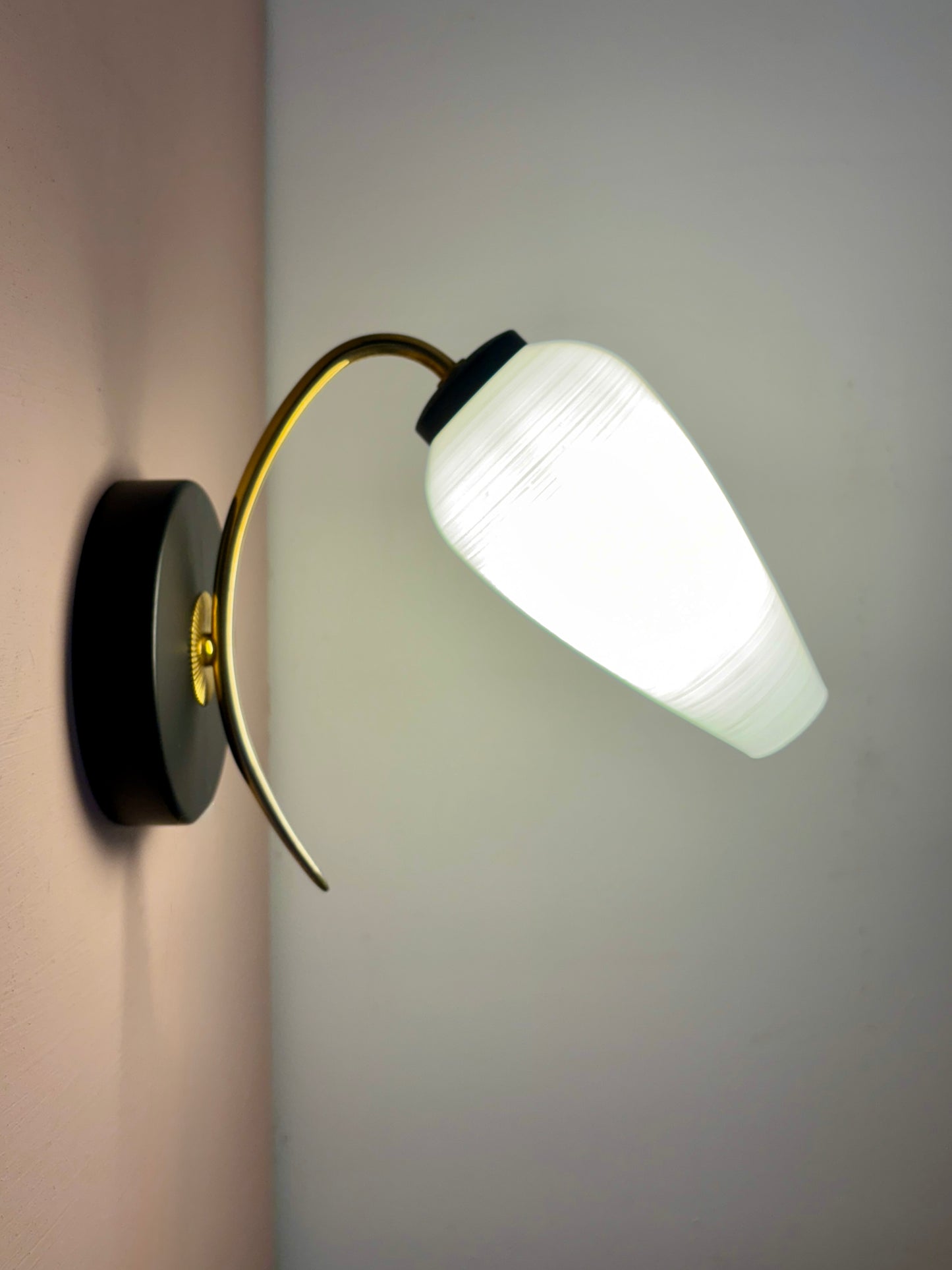 Applique globe vintage en opaline blanche